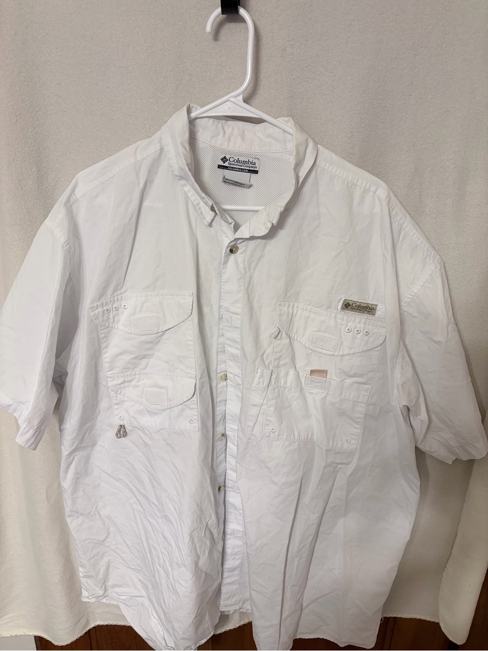 Columbia Men’sr White Short-Sleeve Outdoor Button-Down Shirt